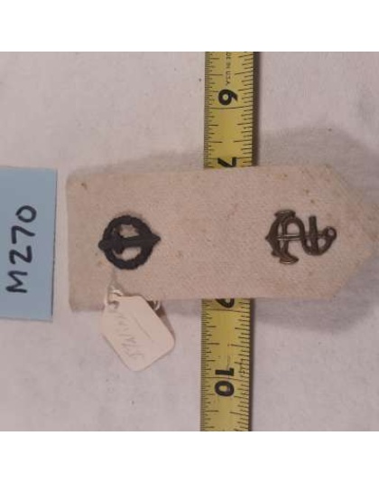 Military metals/Pins - Lot of 2 pins on 1 shoulder patch